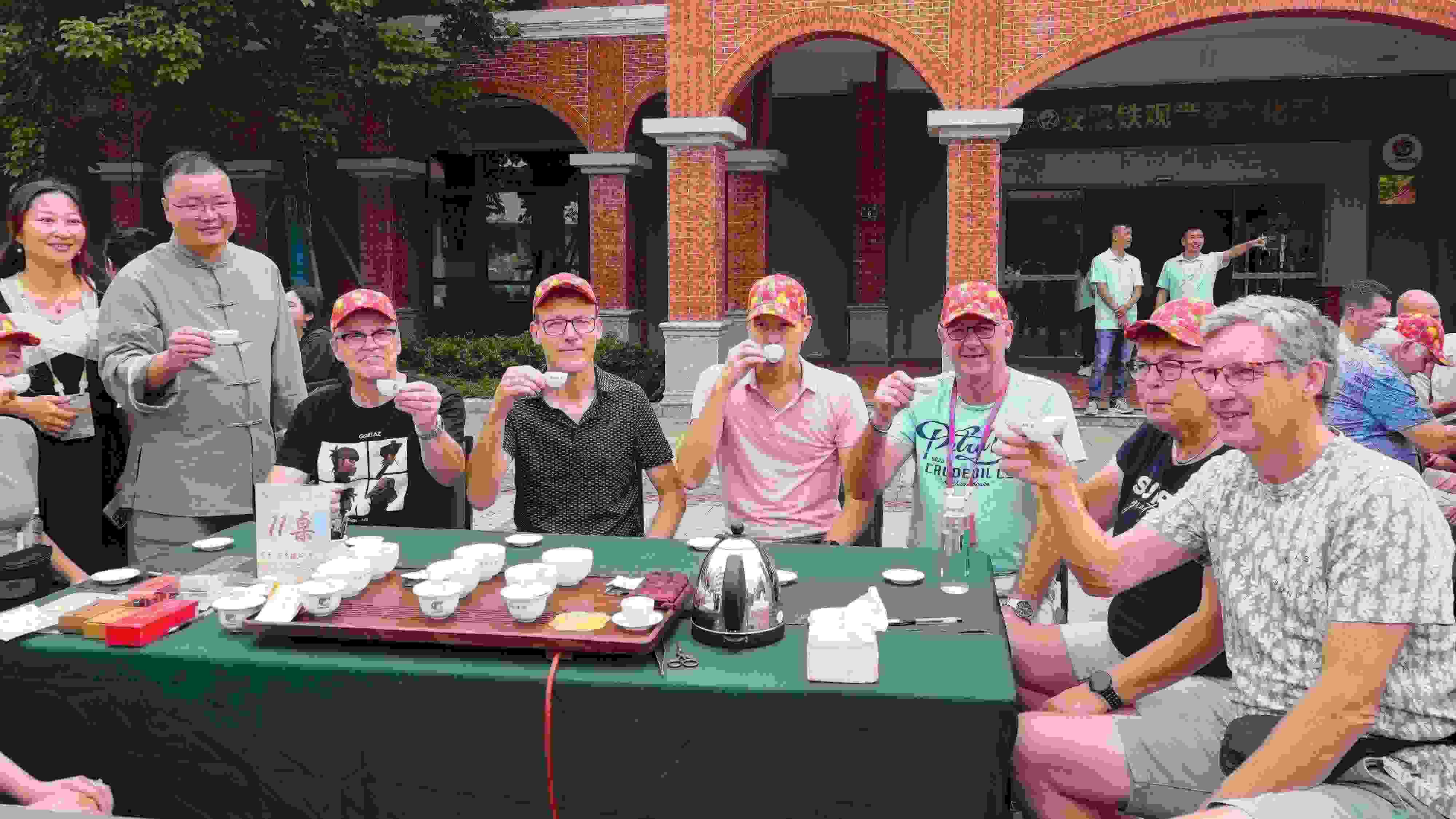 2023年10月4日，福建泉州，外國(guó)人品中國(guó)茶。