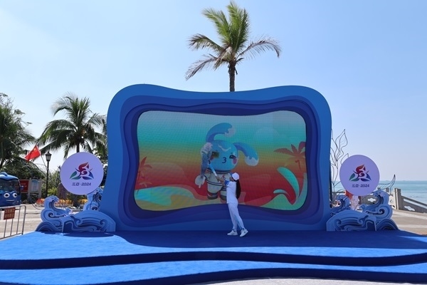 第12棒火炬手“點(diǎn)燃”現(xiàn)場(chǎng)大屏幕上運(yùn)動(dòng)會(huì)吉祥物“吉貝”手中的火炬。主辦方供圖