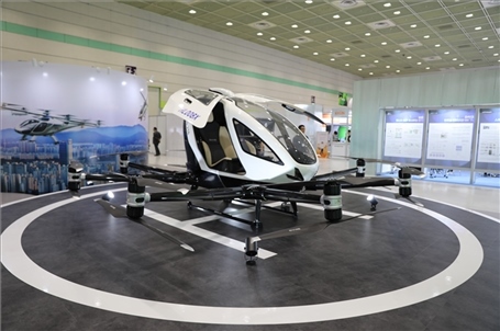 “智慧生活周”博覽會上展出的低空飛行器。人民網(wǎng)記者 莽九晨攝
