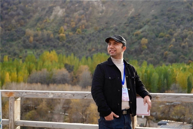 阿布德吾力參加“萬人說新疆”優(yōu)秀作者媒體行活動留影。受訪者供圖