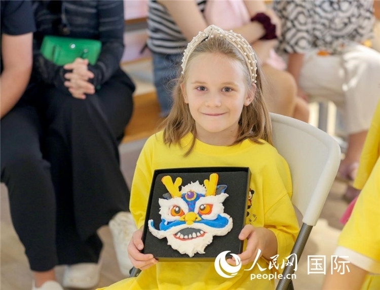 一名中文愛好者手捧生肖畫。人民網(wǎng)中東中心分社塔里克·易卜拉欣攝