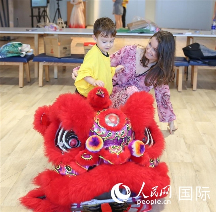 一名兒童在感受舞獅。人民網(wǎng)中東中心分社塔里克·易卜拉欣攝