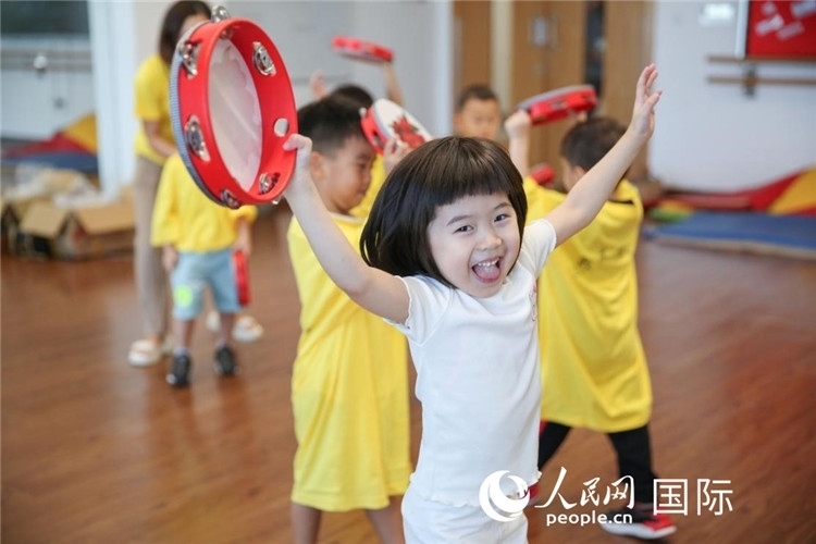 一名華裔兒童在參加音樂課程。人民網(wǎng)中東中心分社塔里克·易卜拉欣攝