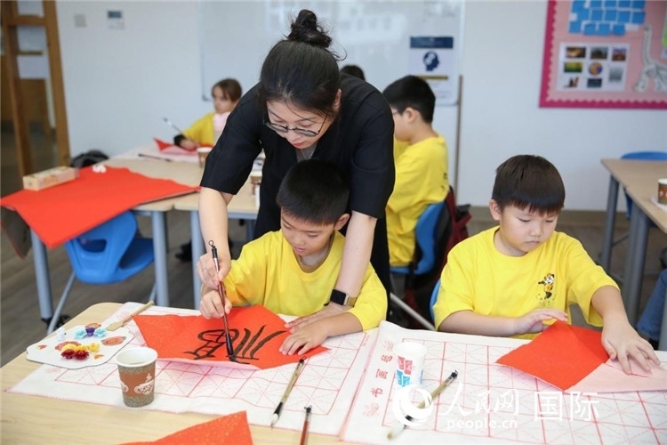 書法課場(chǎng)景。人民網(wǎng)中東中心分社塔里克·易卜拉欣攝