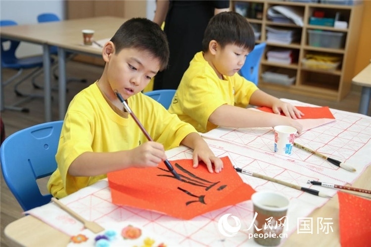 書法課。人民網(wǎng)中東中心分社塔里克·易卜拉欣攝