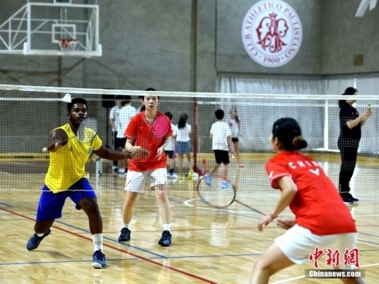 當(dāng)?shù)貢r(shí)間10月12日，巴西圣保羅，中國高校羽毛球代表團(tuán)和巴西羽毛球協(xié)會(huì)運(yùn)動(dòng)員切磋球技。 