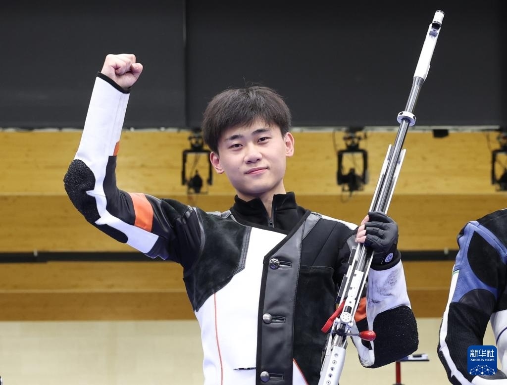 8月1日，在法國沙托魯舉行的巴黎奧運會射擊男子50米步槍三姿決賽中，中國選手劉宇坤奪得冠軍。圖為劉宇坤在奪冠后慶祝。新華社記者 張帆 攝