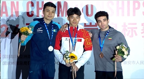 伍鵬（中）奪得男子速度項(xiàng)目冠軍。主辦方供圖