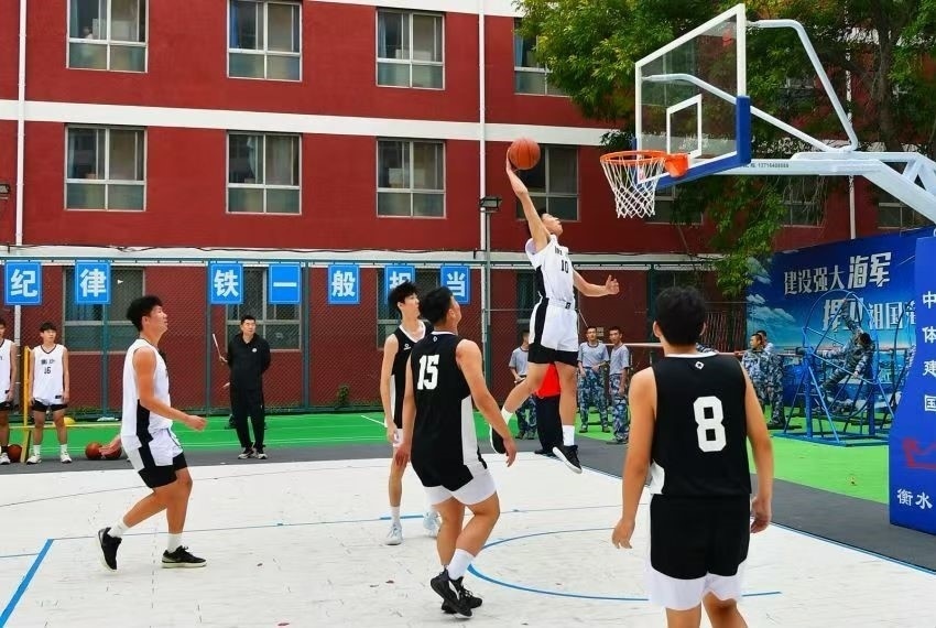 全天候室外運(yùn)動(dòng)木地板籃球場(chǎng)上精彩激烈的籃球賽。 主辦方供圖