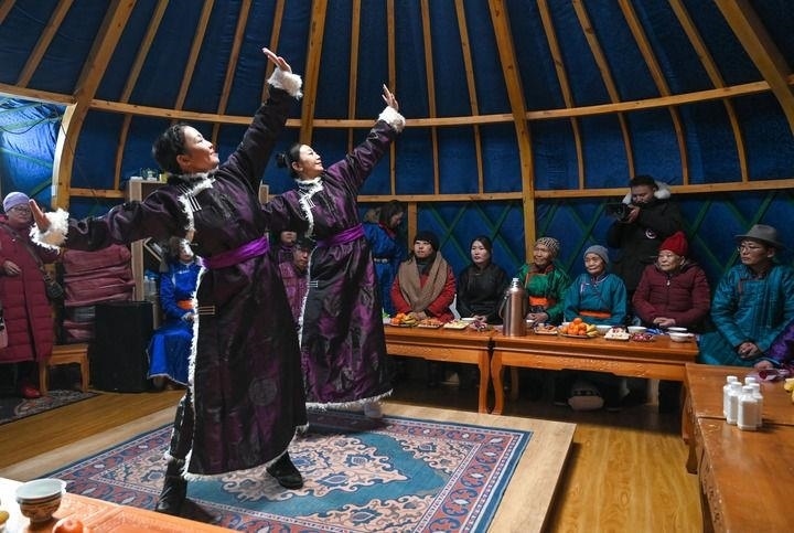 2023年12月21日，烏蘭牧騎隊(duì)員在內(nèi)蒙古阿其圖烏拉蘇木進(jìn)行舞蹈表演。