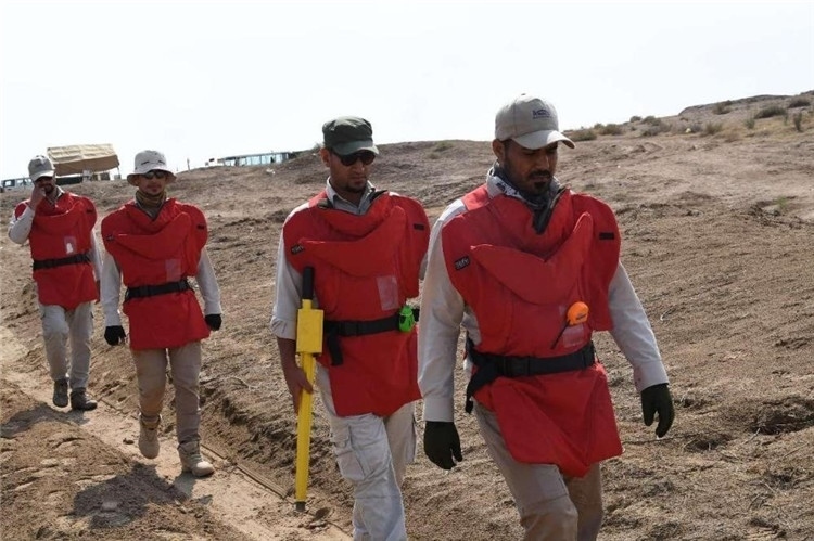 工作人員前往排雷。中國(guó)海油供圖
