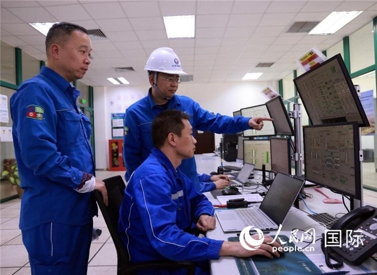 工作人員在一體化終端中央控制室工作。人民網(wǎng)記者管克江攝