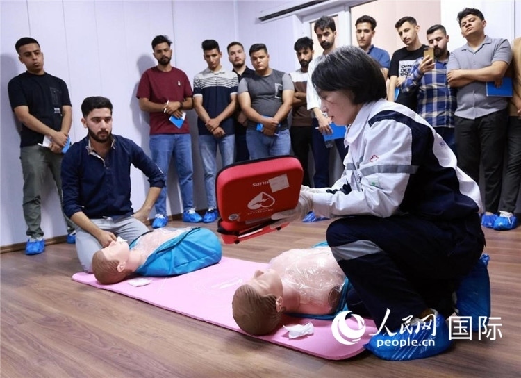 新進(jìn)油田工作的伊拉克大學(xué)生在接受急救培訓(xùn)。人民網(wǎng)記者管克江攝