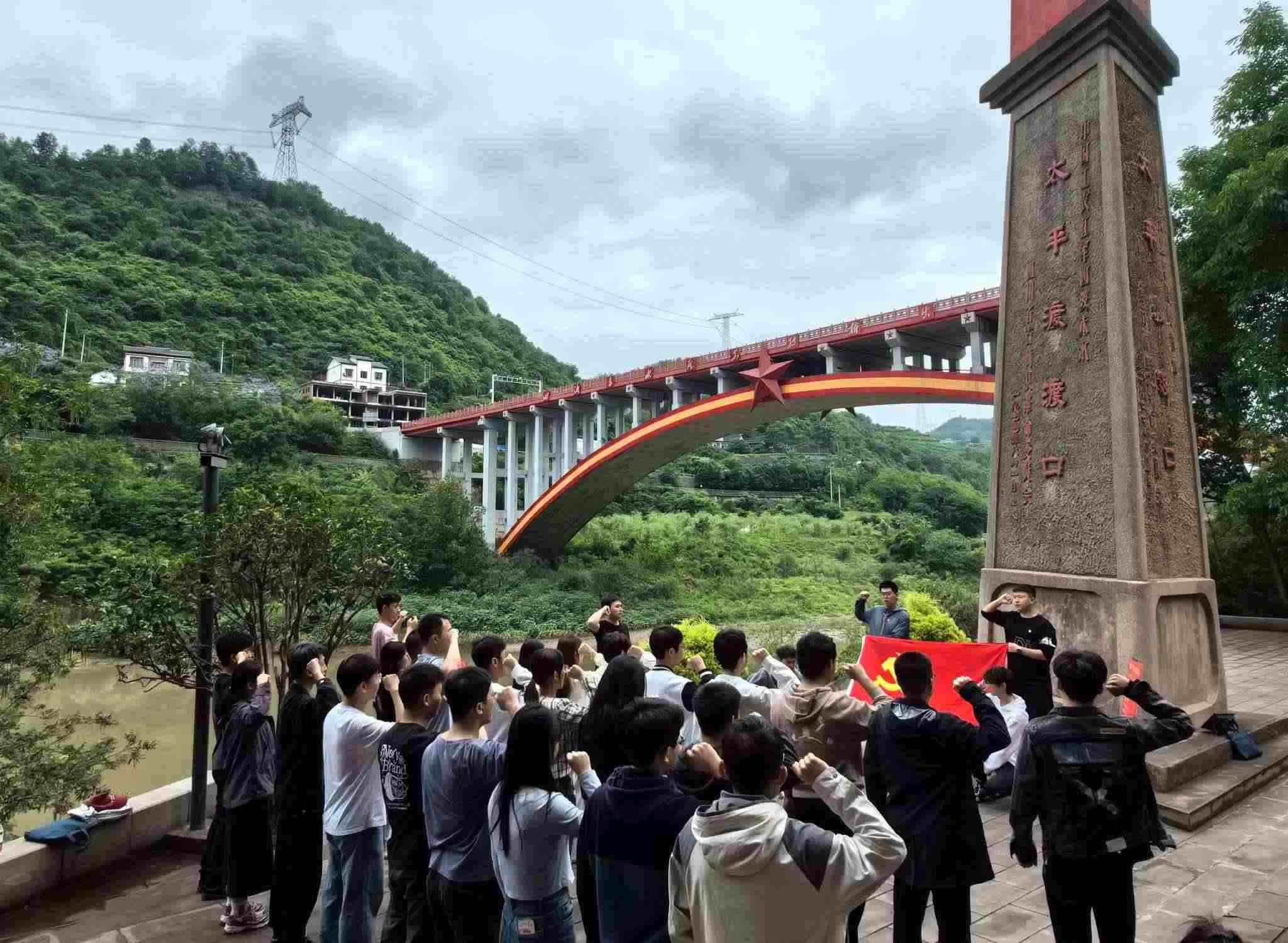 師生重溫入黨誓詞。校方供圖