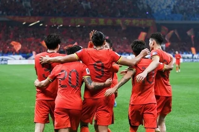 10月15日晚，張玉寧（9號(hào)）進(jìn)球后與隊(duì)友擁抱慶祝。新華社記者 李紫恒攝