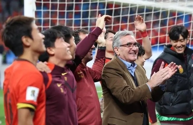 10月15日晚，國(guó)足主教練伊萬(wàn)科維奇（前右）賽后向觀眾致意。新華社記者 胡星宇攝