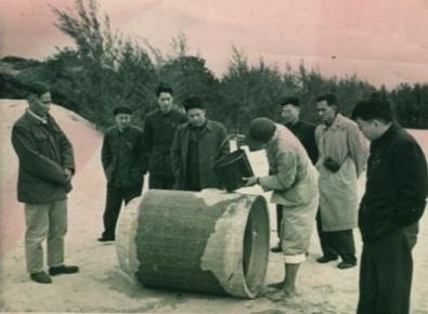 谷文昌（左一）與工程技術(shù)人員解決地下水供給（資料照片）。谷文昌帶領(lǐng)群眾修建了22座水庫(kù)和705處永久性水利工程，緩解了東山縣水資源極度缺乏的難題。