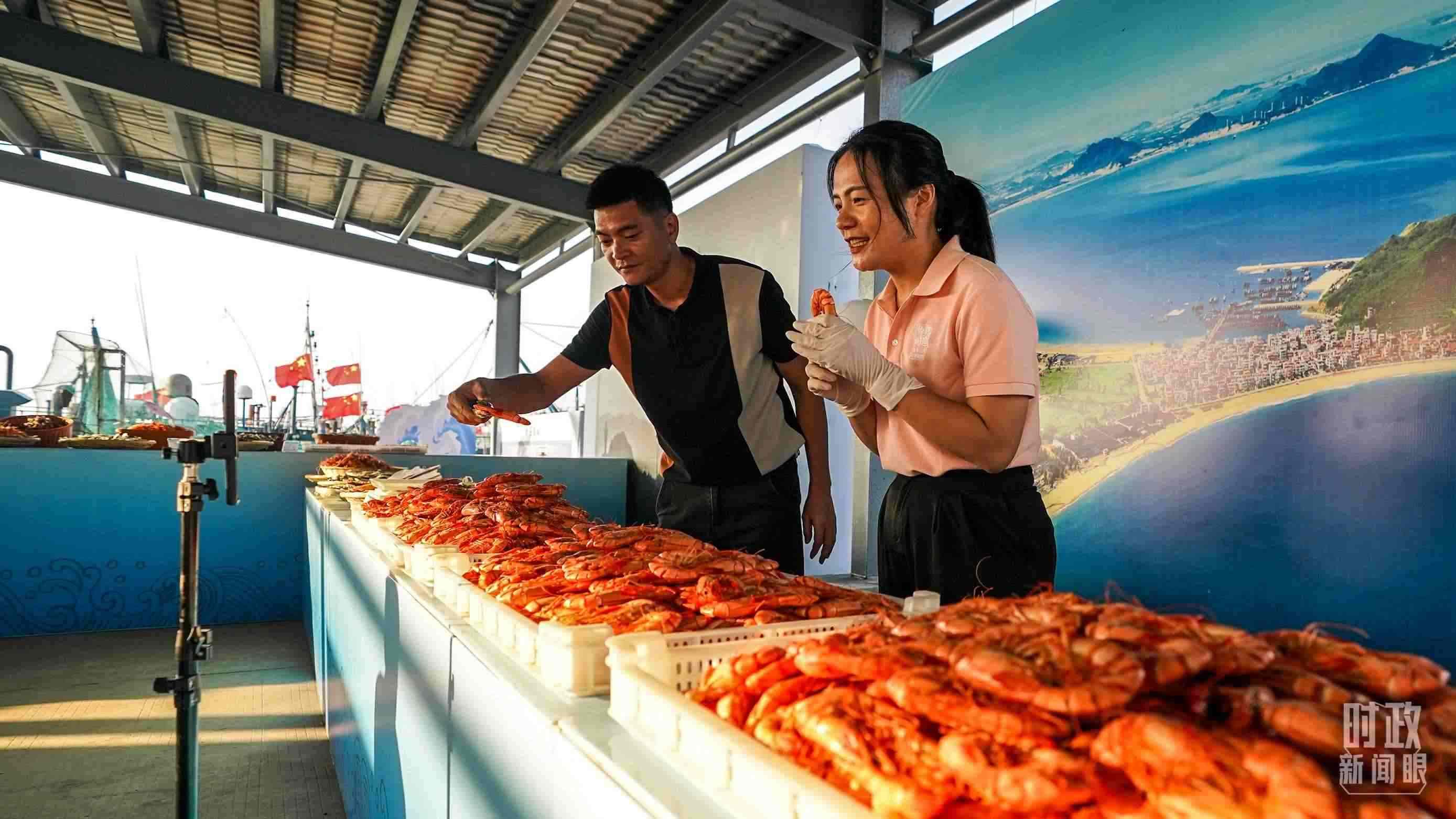 △正在直播賣(mài)貨的澳角村村民。（總臺(tái)記者李晉拍攝）