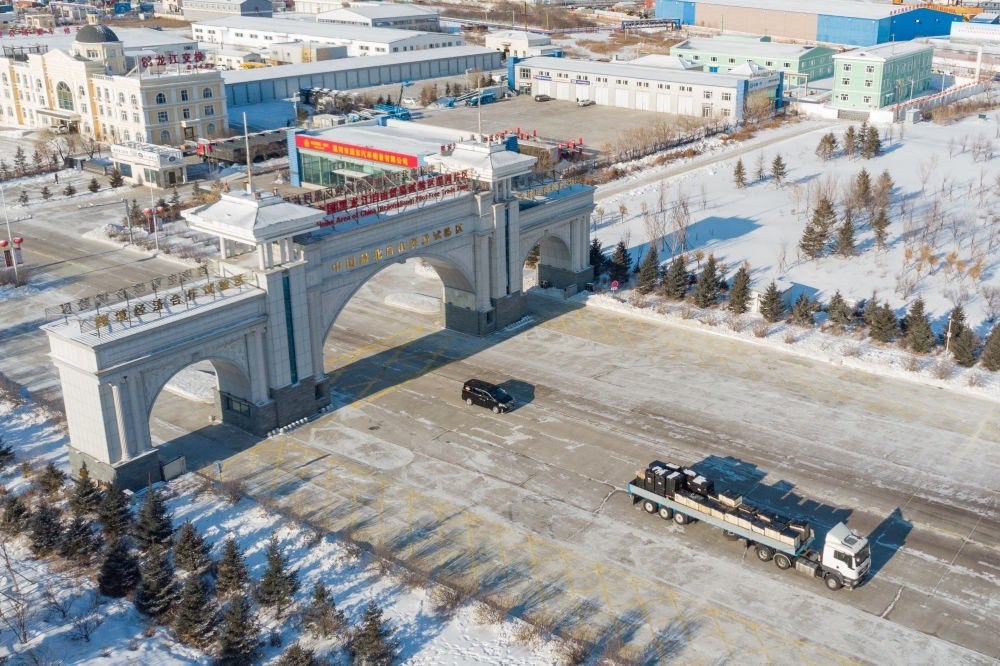 這是中國（黑龍江）自由貿(mào)易試驗區(qū)黑河片區(qū)（2024年1月31日攝，無人機照片）。2023年，該自貿(mào)片區(qū)外貿(mào)進出口總值達244.82億元，實現(xiàn)增幅56.9%，引進外資企業(yè)16家，直接利用外資127.3萬美元，同比增長27.3%。