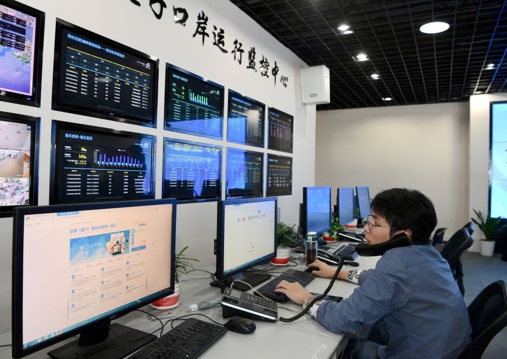 在中國（福建）自由貿(mào)易試驗區(qū)廈門片區(qū)，國際貿(mào)易“單一窗口”工作人員在網(wǎng)上受理業(yè)務（2018年11月15日攝）?！皢我淮翱凇笔顷P(guān)檢等口岸部門、地方政府相關(guān)部門、金融機構(gòu)等共同參與的口岸管理共享平臺。貿(mào)易商能夠通過一個入口提交貨物進出口或轉(zhuǎn)運所需要的單證或電子數(shù)據(jù)，實現(xiàn)“一個平臺、一點接入、一次申報、一次辦結(jié)”。