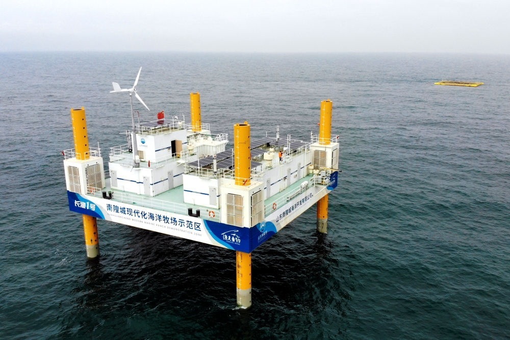 這是應用5G技術(shù)的山東長島綜合試驗區(qū)南隍城國家級海洋牧場示范區(qū)海上平臺（2020年8月8日攝，無人機照片）。中國（山東）自由貿(mào)易試驗區(qū)設立以來，一系列大膽試、大膽闖、自主改的政策逐步落實，制度創(chuàng)新打通堵點、釋放活力，成為深化對外開放、發(fā)展海洋經(jīng)濟的重要抓手。