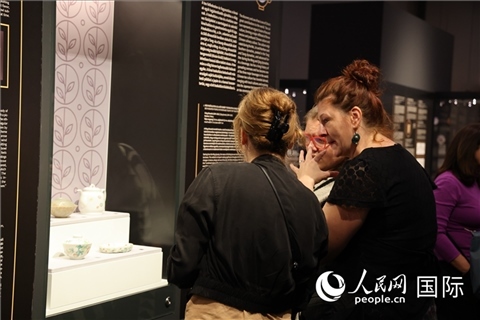 嘉賓參觀展覽。人民網(wǎng)記者 禹麗敏攝