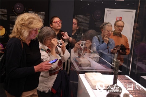 嘉賓參觀展覽。人民網(wǎng)記者禹麗敏 攝。