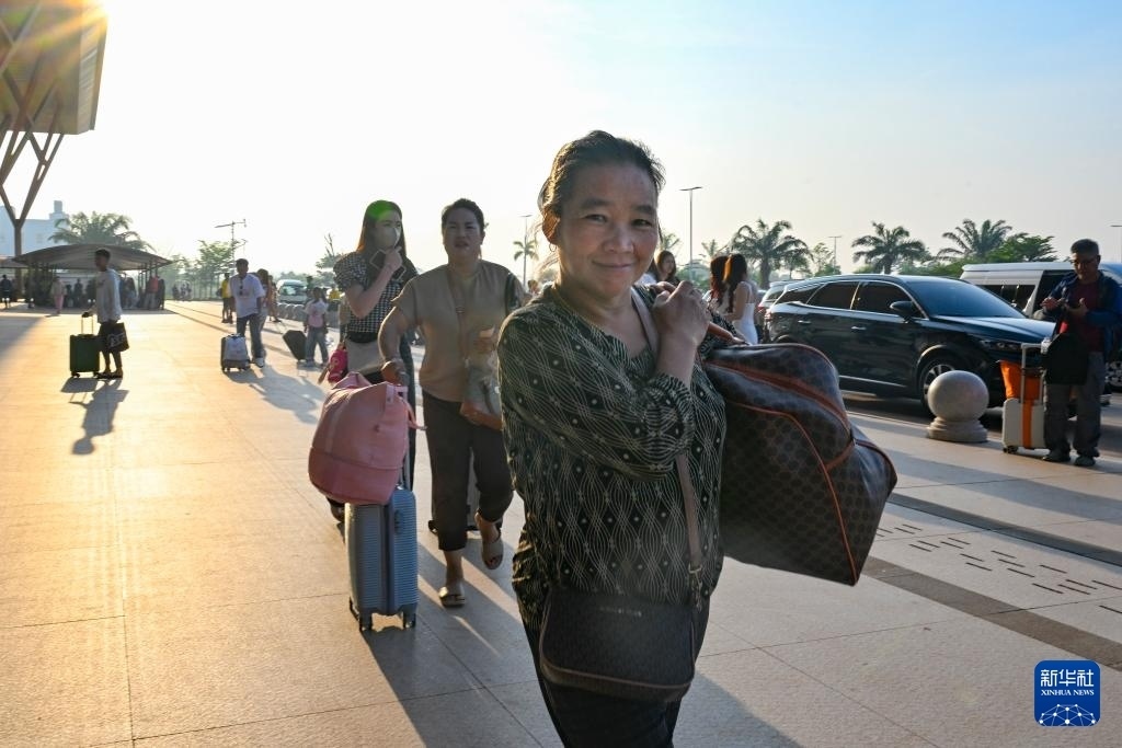 這是10月12日在老撾萬象中老鐵路萬象站拍攝的一名女子。新華社記者 程一恒 攝