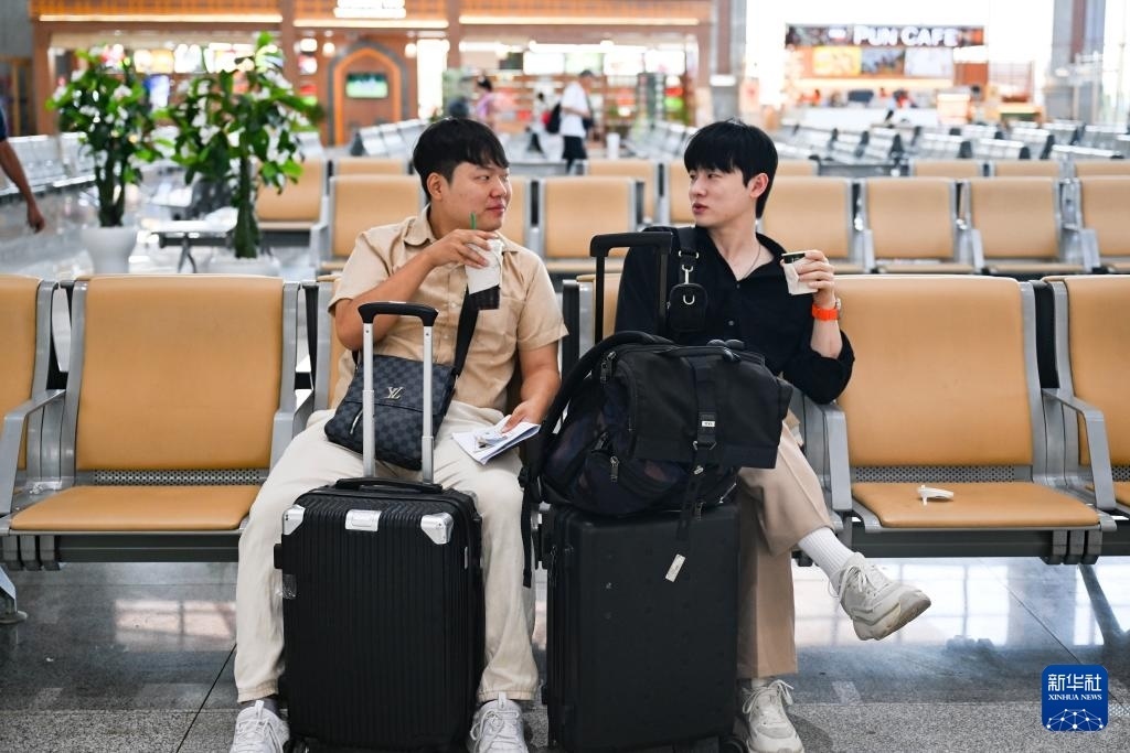 10月12日，在老撾萬象中老鐵路萬象站候車廳，兩名乘客在等候列車。新華社記者 程一恒 攝