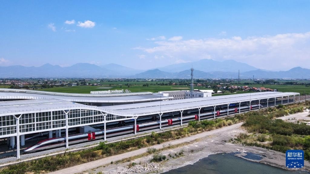 9月13日，在印度尼西亞萬隆德卡魯爾站，雅萬高鐵高速動(dòng)車組列車?？吭谡九_(tái)上（無人機(jī)照片）。新華社記者 徐欽 攝
