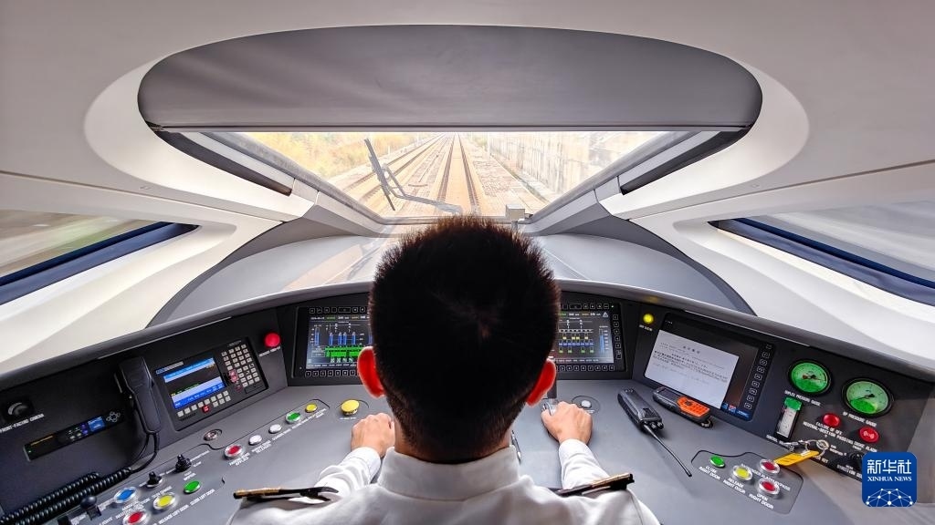 9月12日，司機(jī)駕駛高速動(dòng)車組列車行駛在雅萬高鐵上（手機(jī)照片）。新華社記者 徐欽 攝