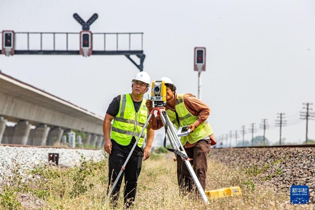 5月1日，在泰國(guó)大城府，中泰高鐵項(xiàng)目工作人員在施工現(xiàn)場(chǎng)勘查。新華社記者 王騰 攝