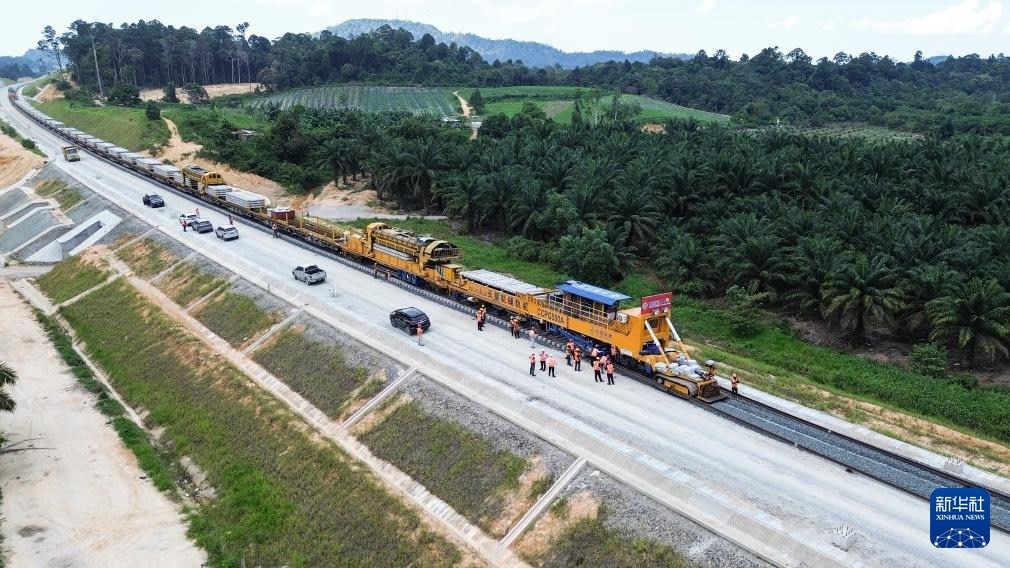 這是5月6日在馬來西亞彭亨州航拍的馬東鐵項(xiàng)目的鋪軌現(xiàn)場(chǎng)。新華社記者 程一恒 攝