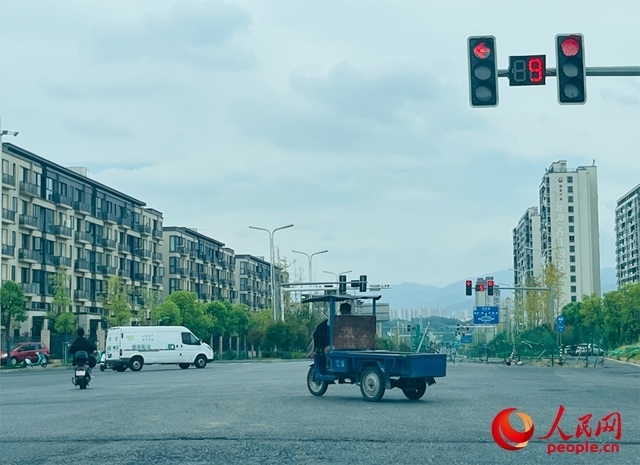 長(zhǎng)富大道與文化中心東路三岔路口車(chē)輛混行（9月19日拍攝）。人民網(wǎng)記者 帥筠攝