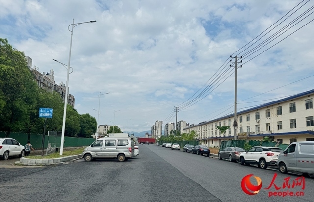 麗水佳園小區(qū)入口外及長(zhǎng)富大道上停滿(mǎn)了車(chē)輛。人民網(wǎng)記者 邱燁攝