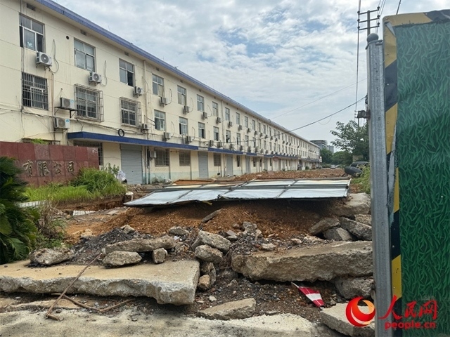 長(zhǎng)富大道北側(cè)輔路在進(jìn)行強(qiáng)電遷改項(xiàng)目。人民網(wǎng)記者 邱燁攝