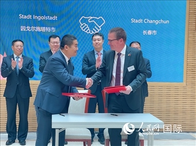 （10月16日，第十屆巴伐利亞中國日在慕尼黑舉行。圖為簽約儀式現(xiàn)場。人民網(wǎng)記者劉赫攝）