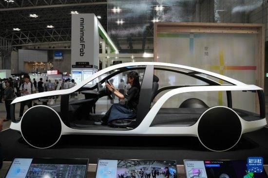 這是10月17日在日本千葉縣舉行的日本高新技術博覽會上拍攝的，索尼公司展示的概念車模型。新華社記者 錢錚 攝