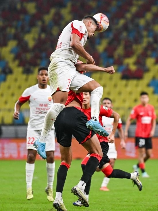 10月18日，上海海港隊(duì)球員蔣光太（上）在比賽中和成都蓉城隊(duì)球員費(fèi)利佩（下）爭(zhēng)頂。新華社記者 王曦 攝