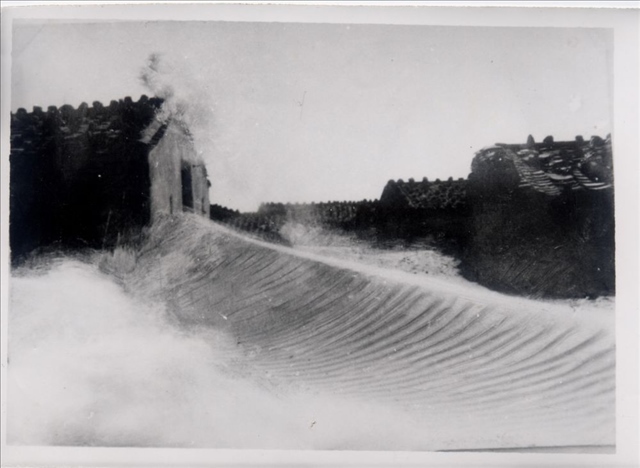 昔日的東山島風(fēng)沙掩埋部分村民村舍（資料照片）。