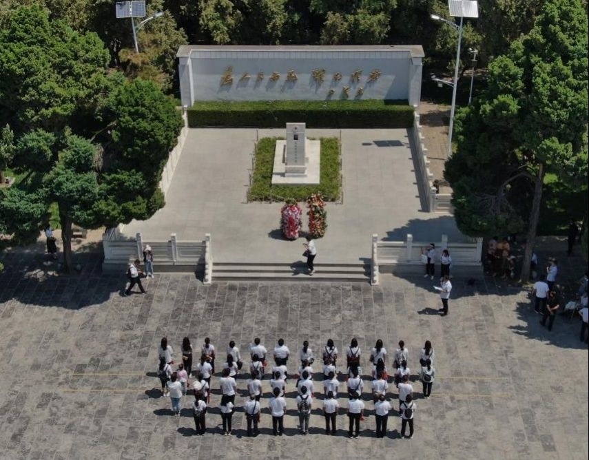 2021年6月24日，參觀者在位于河南省蘭考縣的焦裕祿紀(jì)念園瞻仰焦裕祿烈士墓（無(wú)人機(jī)照片）。新華社記者 李安 攝