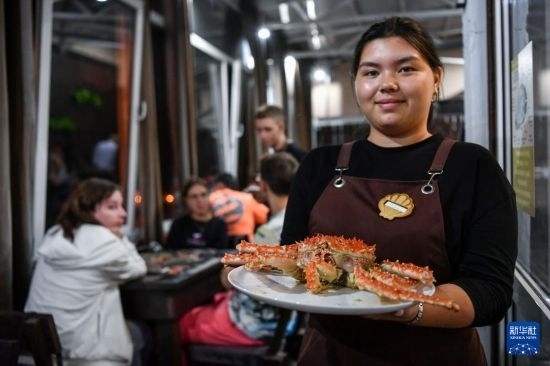 9月2日，俄羅斯符拉迪沃斯托克一家餐館的服務(wù)員在展示帝王蟹。新華社記者 曹陽 攝