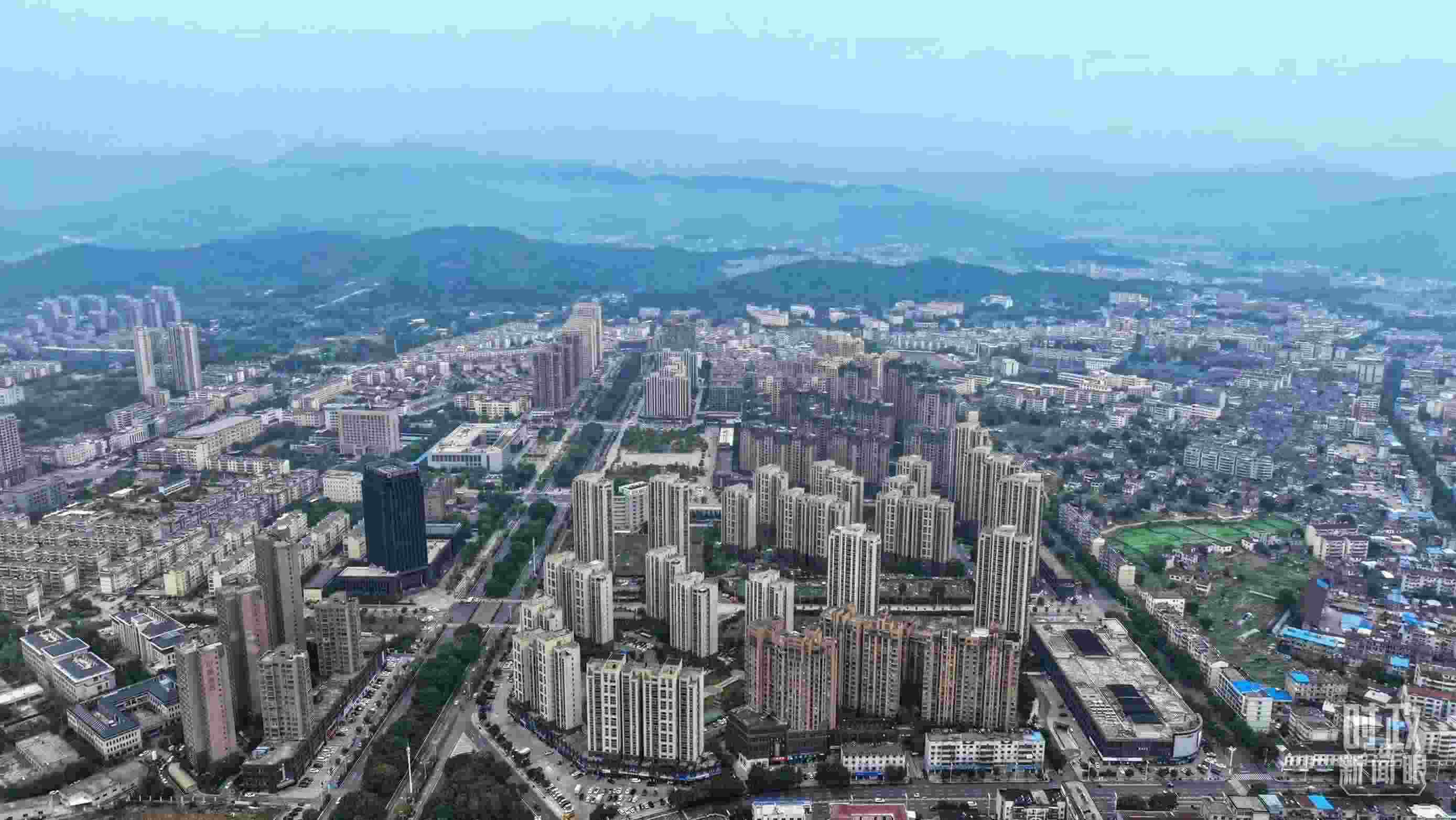 △俯瞰桐城市。（總臺(tái)記者葛啟文拍攝）