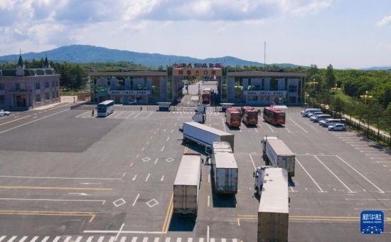 2019年6月22日，往返于中國和俄羅斯的貨車在中俄琿春口岸前排隊等待通關(guān)（無人機(jī)照片）。