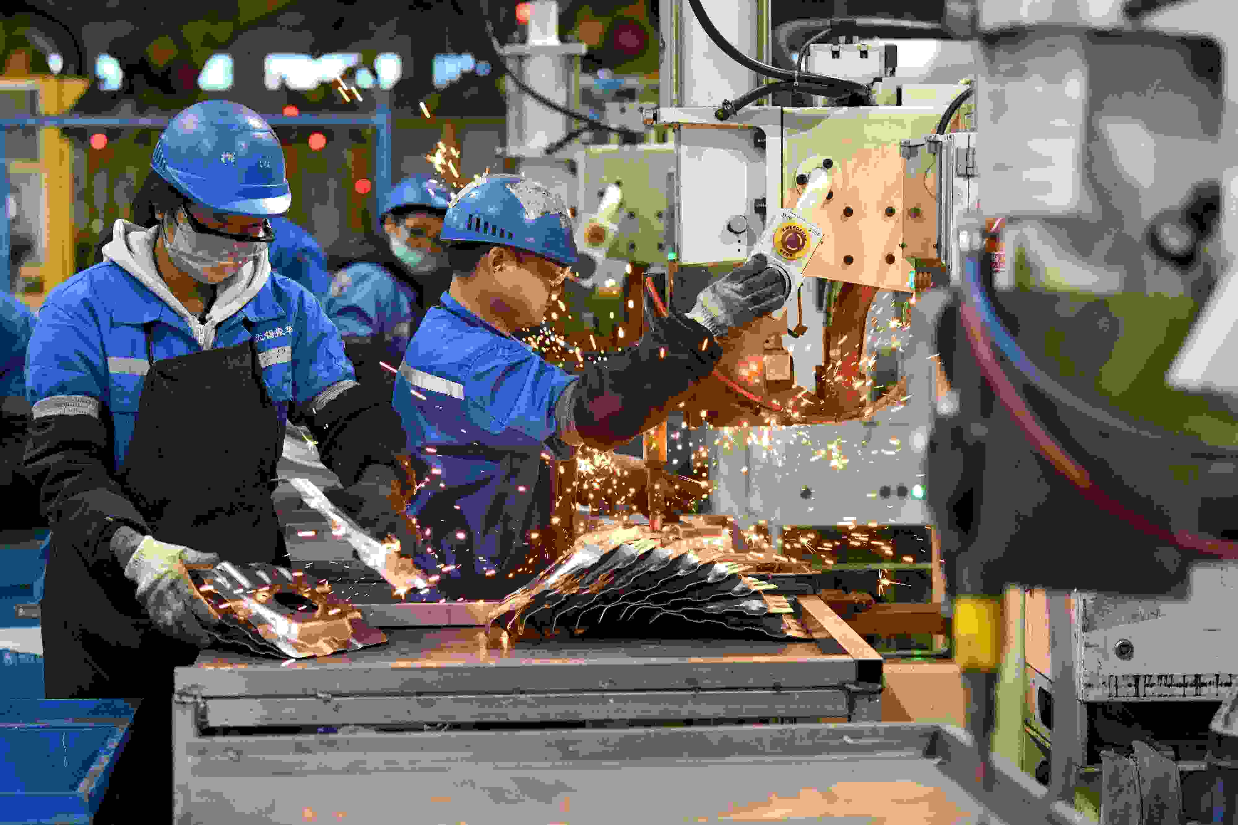 2023年2月7日，福建省寧德市蕉城區(qū)一家汽車零部件生產(chǎn)企業(yè)的生產(chǎn)線上一派繁忙景象。