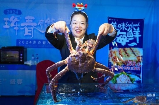 9月19日，在吉林省琿春市，商家在展示售賣的帝王蟹。新華社記者 許暢 攝