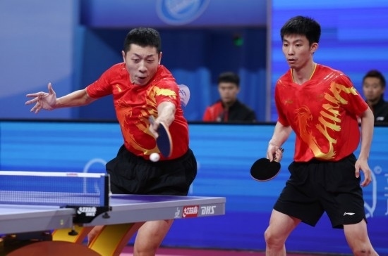 10月18日，上海隊(duì)組合許昕（左）/周愷在雙打比賽中。他們3:0戰(zhàn)勝福建隊(duì)組合曾蓓勛/陳俊菘。新華社記者 王楷焱 攝