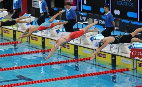 10月18日，中國選手張雨霏（右二）在女子50米自由泳預(yù)賽中出發(fā)。新華社記者 方喆 攝