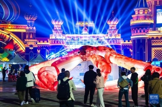 9月19日，游客在吉林省琿春市的2024琿春帝王蟹美食嘉年華現(xiàn)場游玩。新華社記者 許暢 攝