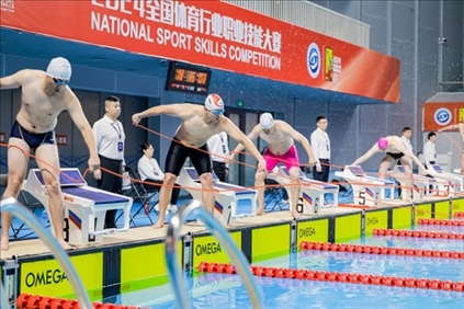 參賽選手在游泳救生項(xiàng)目比賽中。賽事主辦方供圖